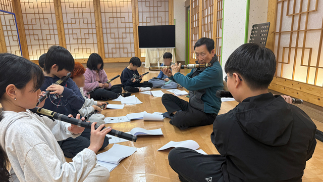 1. 서산문화복지센터가 고향사랑기금을 활용해 청소년 퓨전 국악팀 ‘힙(Hip)한 소리단’의 교육을 지원하고 있다..jpg