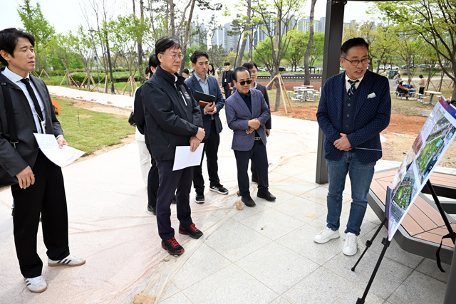 2.안산시, 호수공원 반려견놀이터 현장설명회… 시민의 목소리로 완성한다.jpg