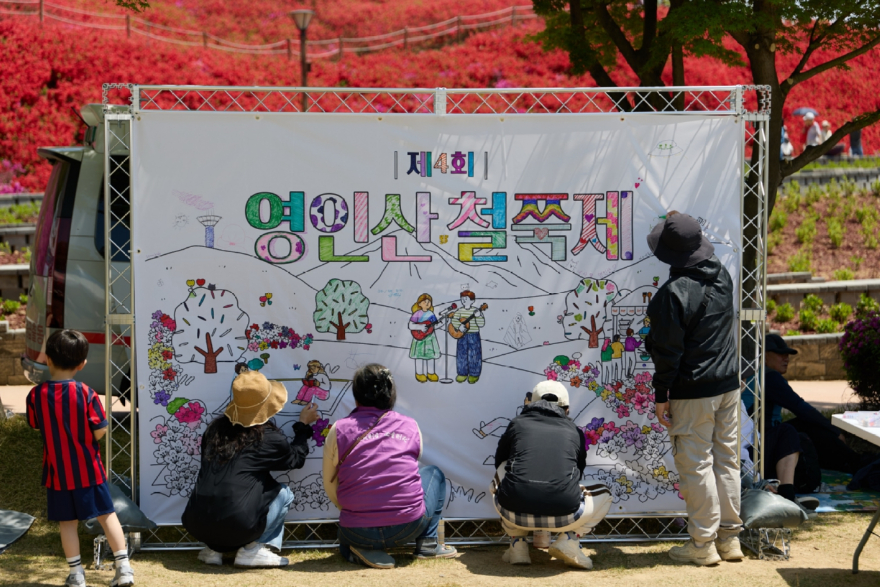 2. 아산 영인산 철쭉제 성료… 봄 산행객 발길 이어져 ‘성황’(4).jpg