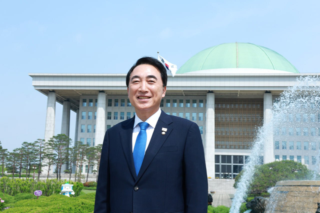 [충남도지사 후보] 국회본청_박수현.jpg