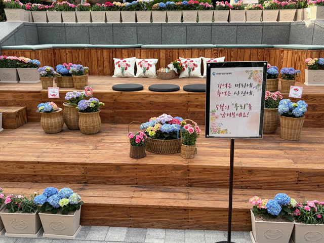 7일(홍성군 치유쉼터, 가정의 달 ‘카네이션 포토존’ 운영2).jpg