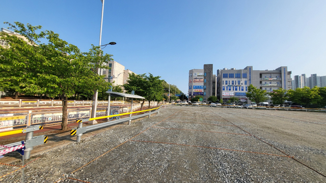 2.아산시 둔포 테크노밸리 임시주차장 개방 “학교 앞 숨통 트였다”.jpg