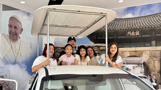 1. 지난 13일 멜라이 칸티베로스 프란시스코와 그 가족이 웨이크업 국제청소년센터를 방문했다.1(맨 오른쪽 멜라이 칸티베로스 프란시스코).jpg
