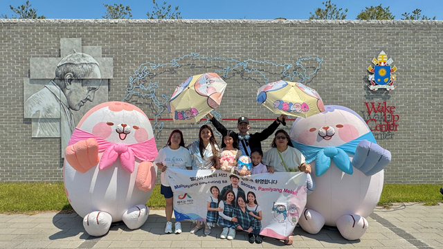 1. 지난 13일 멜라이 칸티베로스 프란시스코와 그 가족이 웨이크업 국제청소년센터를 방문했다.3.jpg