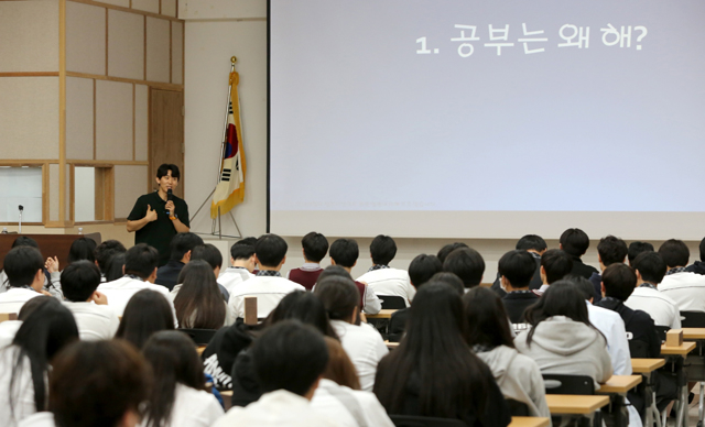 [보도사진] 현대제철이 13일 호서고등학교에서 임직원 재능기부 활동의 일환으로 ‘2026년 현대제철과 함께하는 진로 Talk 콘서트’를 개최했다.jpg