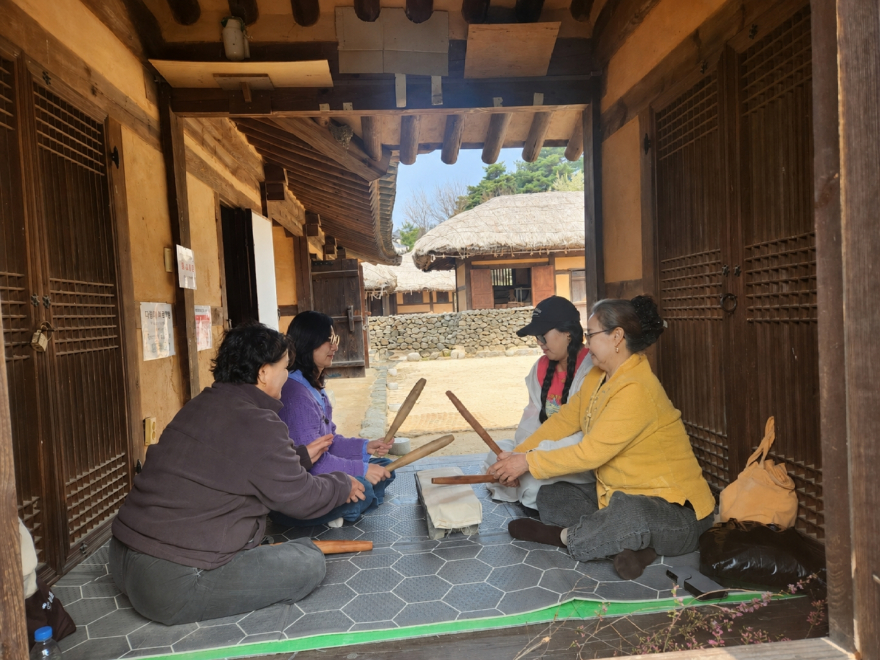 1. 아산 외암마을, ‘아산 방문의 해’ 맞아 참여형 전통체험 인기_다듬이 체험.jpg