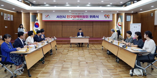 4. 지난 19일 시청 중회의실에서 열린 인구정책위원회 위촉식①.JPG
