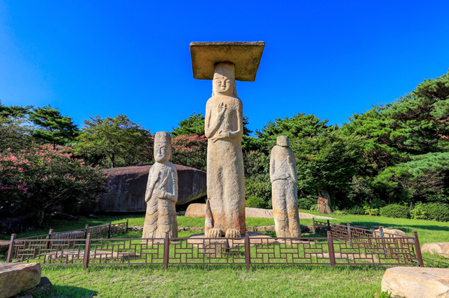 (사진4)안국사지 석조여래삼존입상.jpg