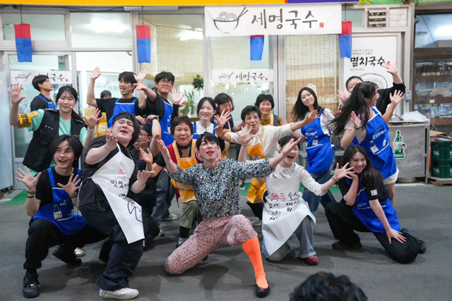 28일(한산했던 야간시장에 활력… 청춘장 ‘마라야주’, 7천만원 지역소비 창출 눈길1)_마라야주 주제 공연팀 배우 일동.jpg