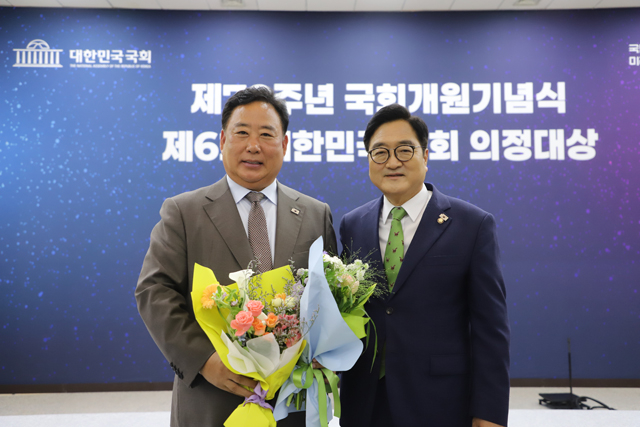 [사진1]_어기구_의원__대한민국_국회_의정대상_입법부문_2년_연속_수상.jpg