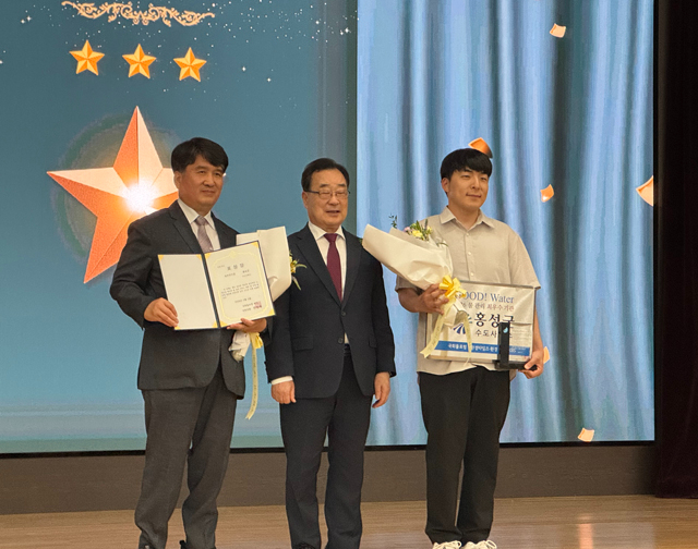 9일(홍성군, 환경의 날 기념 제20회 물과 건강포럼 ‘물관리 최우수기관’ 선정1)_왼쪽부터 수도사업소장 한재교 환경타임즈 황한웅 회장 수도사업소 유병훈 주무관.jpg