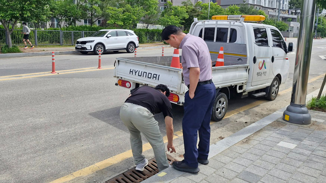 2. 서산시가 관내 도로를 정비하는 모습1.jpg
