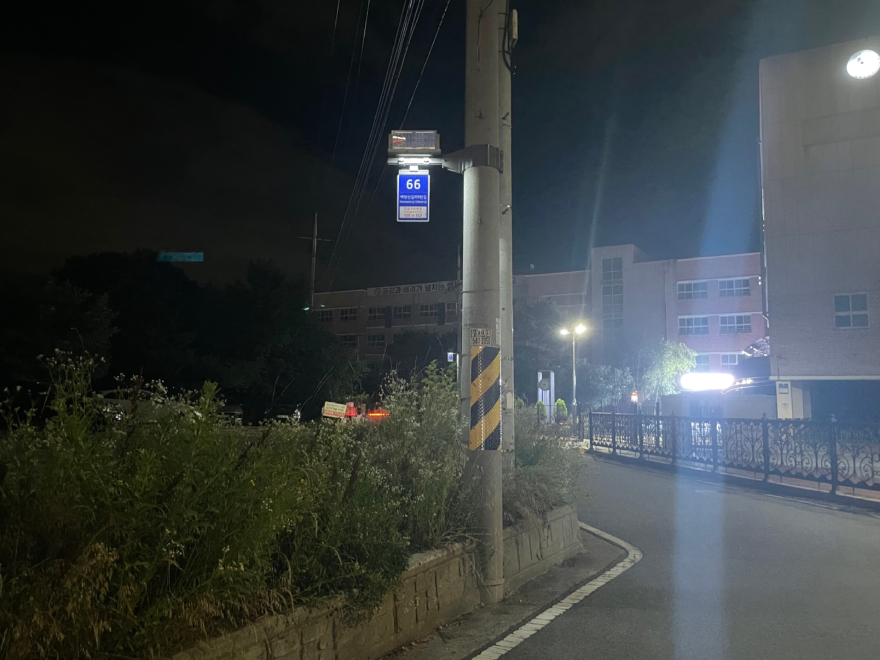 4. 청소년 제안이 정책으로…아산시, 청소년 통학로에 LED 기초번호판 설치(2).jpg