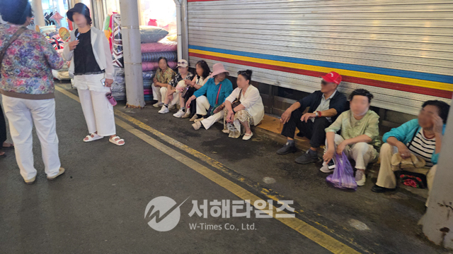 주저앉아있는사람들.jpg