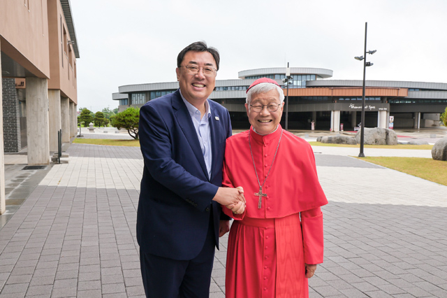 (사진3)유흥식 추기경 솔뫼성지 방문(1).JPG