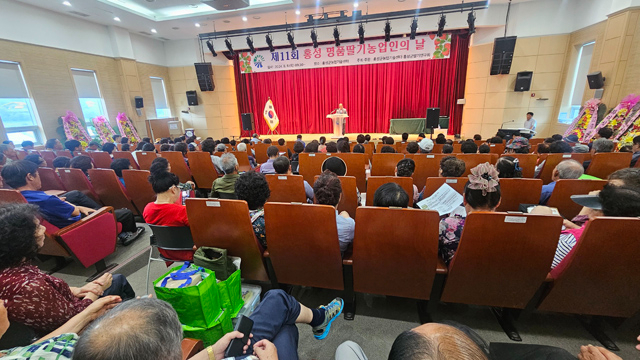 7일(홍성군딸기연구회, 충남 우수 품목농업인연구회 ‘대상’1)_지난 활동.jpg