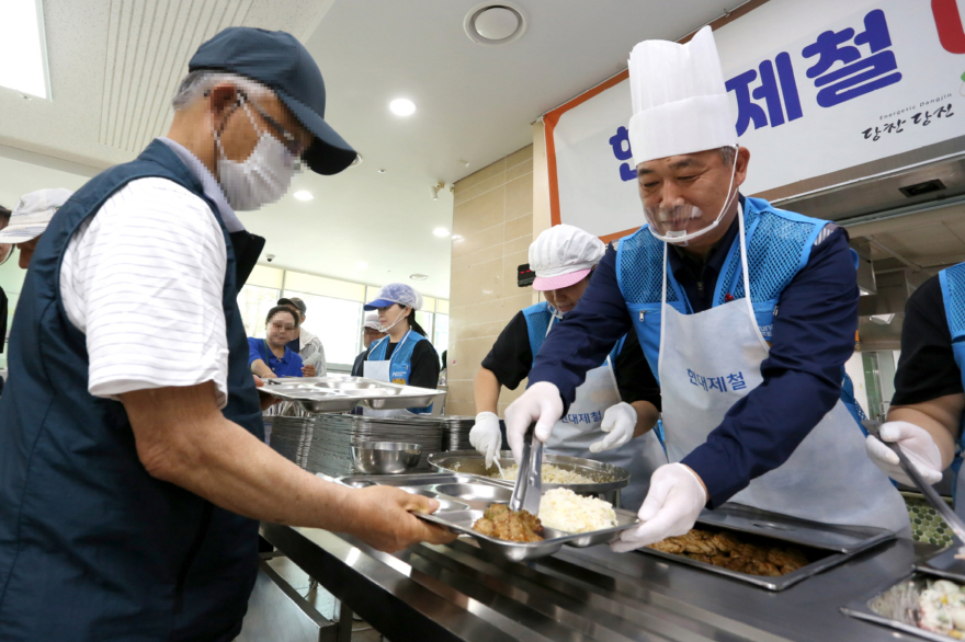 [보도사진] 현대제철이 초복을 앞둔 14일 당진시노인복지관 경로식당에서 보양식 배식 봉사활동을 실시했다.jpg