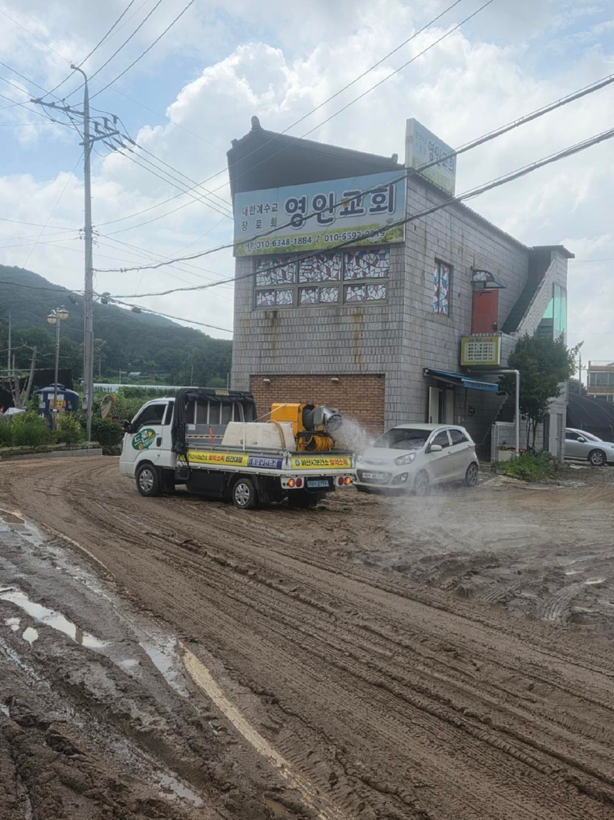 4. 아산시, 영인·인주면 수해지역 긴급 방역소독 실시… 주민 건강 보호 총력(1).jpg