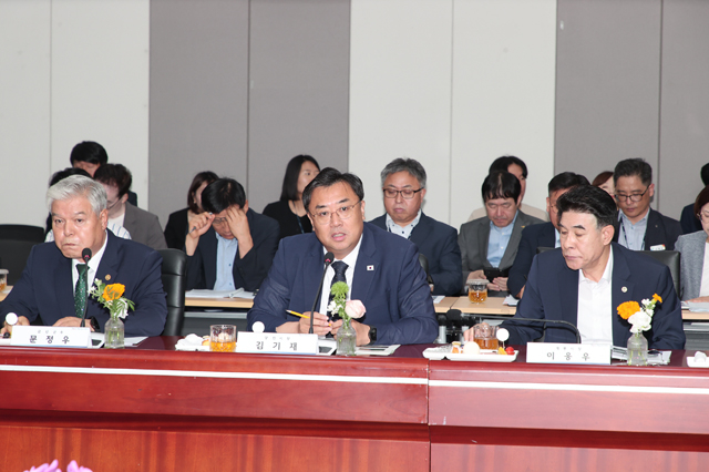 (사진1)충남 지방정부회의(김기재 당진시장 건의).JPG