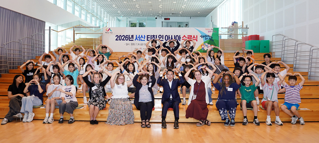 2. 지난 24일 웨이크업 국제청소년센터에서 열린 ‘티칭 인 아시아’ 원어민 영어 캠프 수료식1.JPG