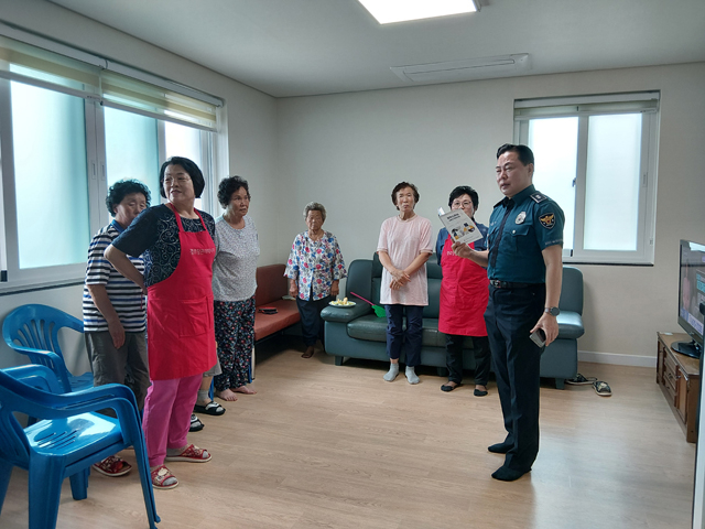260727 서산경찰서 성연파출소, 기관 사칭 보이스피싱 예방 홍보활동 전개! (1).jpg