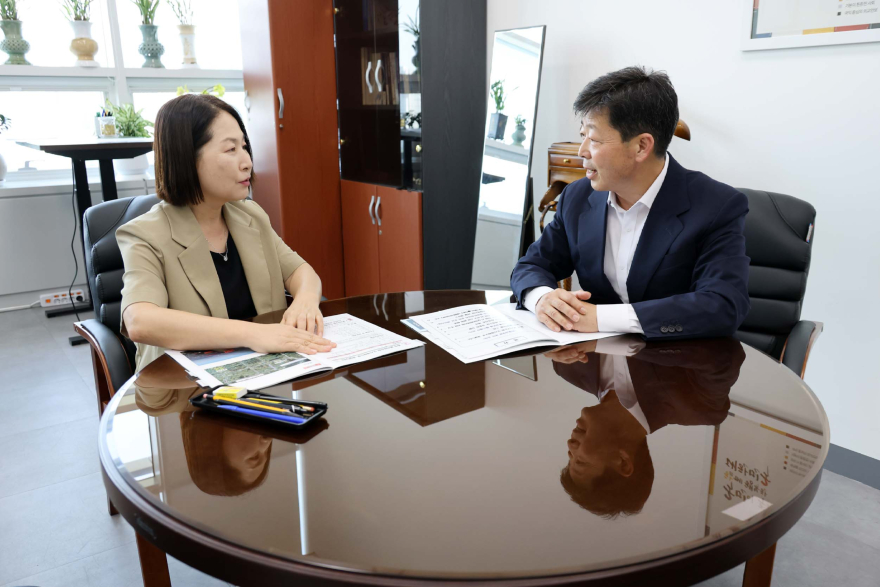 29일(박정주 홍성군수, ‘친정’ 행정안전부 방문… 예산 확보 잰걸음2)_좌측부터 송경주 행안부 지방재정경제 실장, 박정주 홍성군수.jpg