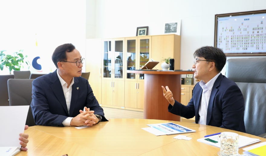 1. 행정안전부를 방문한 윤희신 태안군수(왼쪽 윤희신 태안군수, 오른쪽 김광용 행정안전부 재난안전관리본부장)2.jpg