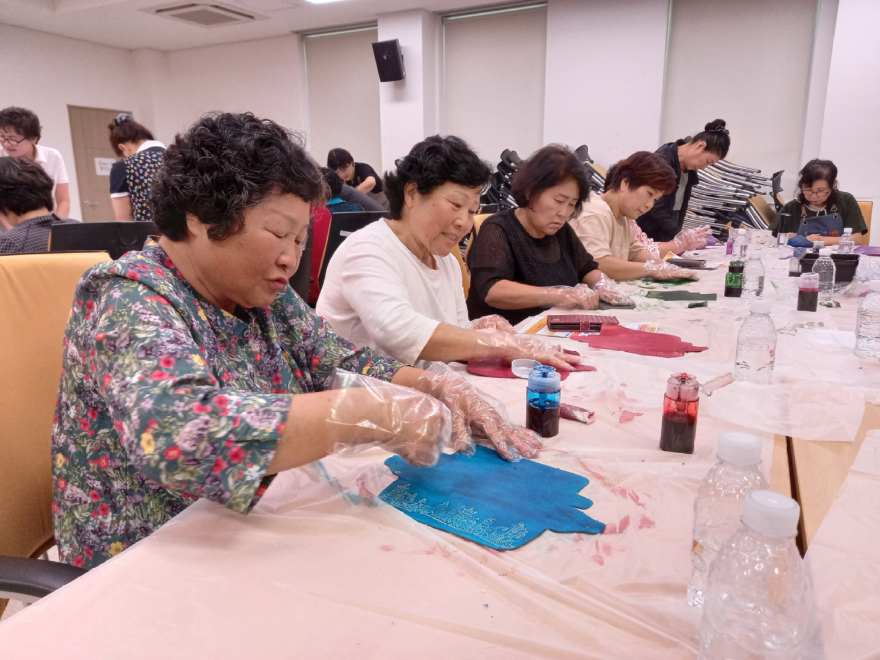 2. 생활개선회 기술전달 연찬회 안경 가죽케이스 만들기 교육.jpg