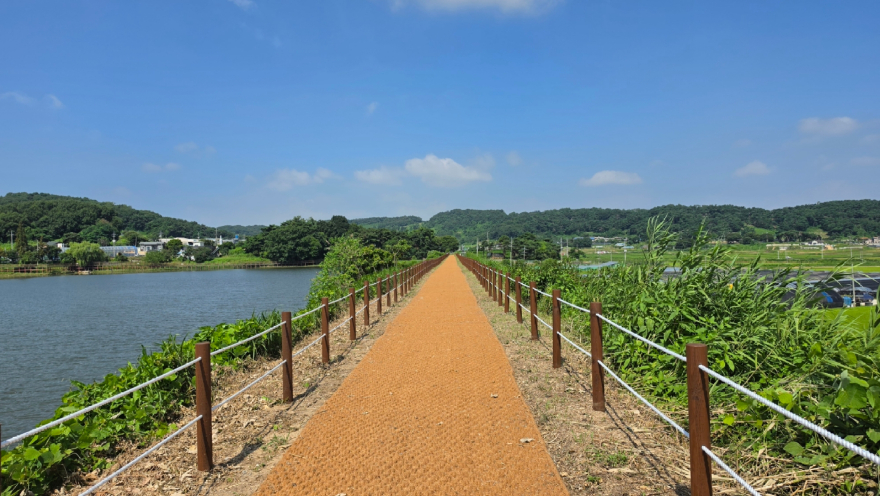 8. 물빛 따라 걷는 1.9km 길…아산 상성저수지 수변산책로 완성(2).jpg