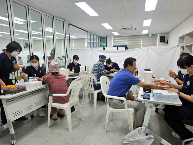 11일(홍성군, 생명경외클럽과 함께 결성면서 무료 진료 펼쳐… 176명 의료봉사단 ‘구슬땀’1)_의과 진료 채혈하는 모습.jpg