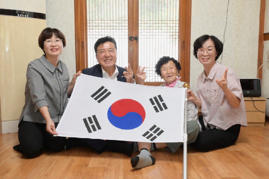 3.최재구 예산군수 독립유공자 유족 위문 모습.png
