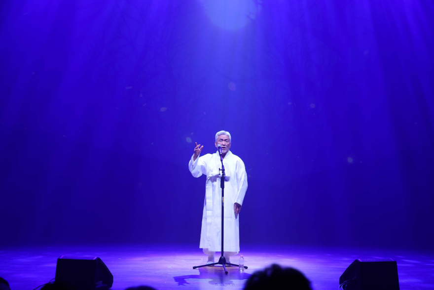 12일(광천 출신 소리꾼 장사익, 고향 무대서 독립정신 노래해… ‘광복음악회’ 성료1).jpg