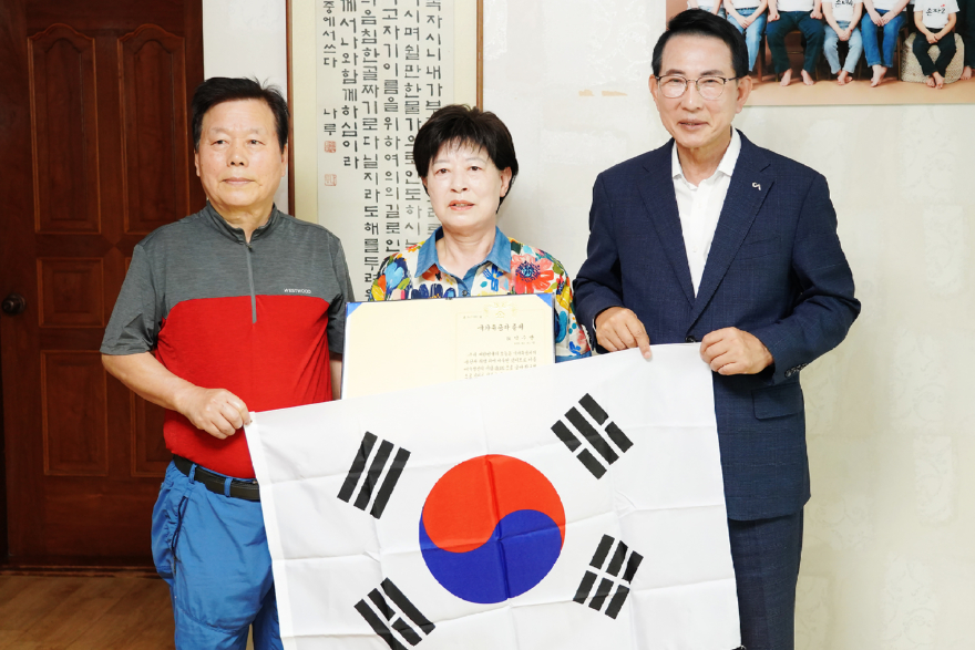 1. 이완섭 서산시장이 수석동에 거주하는 애국지사 박수만 선생의 외손녀 김현란 씨를 만나 독립유공자의 희생과 헌신에 대해 감사의 마음을 전했다.(가운데 김현란 씨, 오른쪽 이완섭 서산시장).JPG