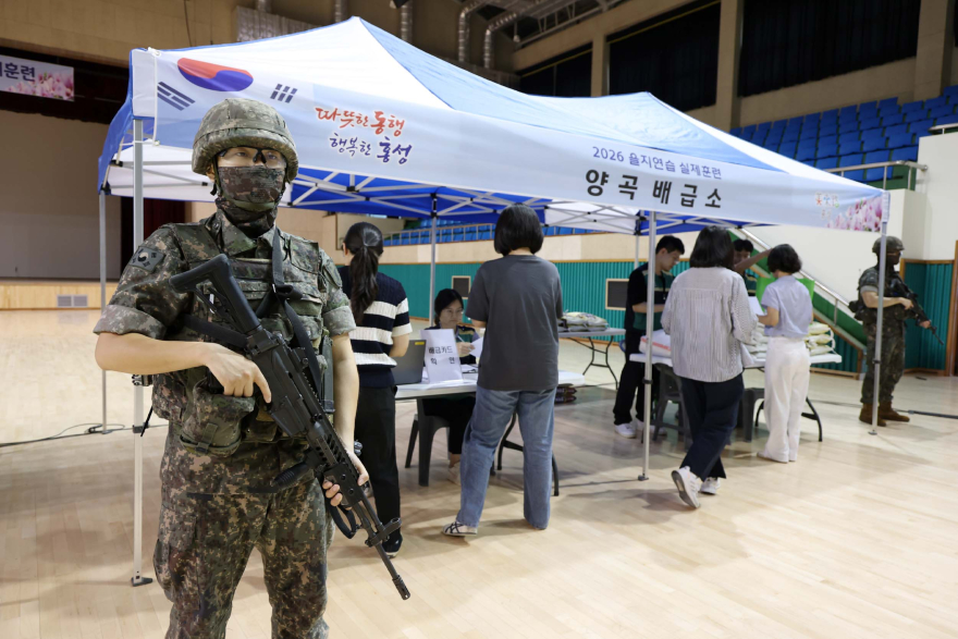 21일(홍성군, 을지연습 실전처럼… 민·관·군·경·소방 비상대응태세 총점검2)_훈련중 양곡 배급을 받는 모습.jpg