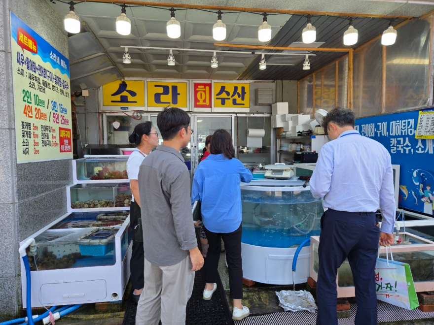 27일(홍성군, 남당항 대하축제 손님맞이 준비 끝… 먹거리 안전·친절서비스 총력1)_점검반이 점검을 진행하고 있다.jpeg