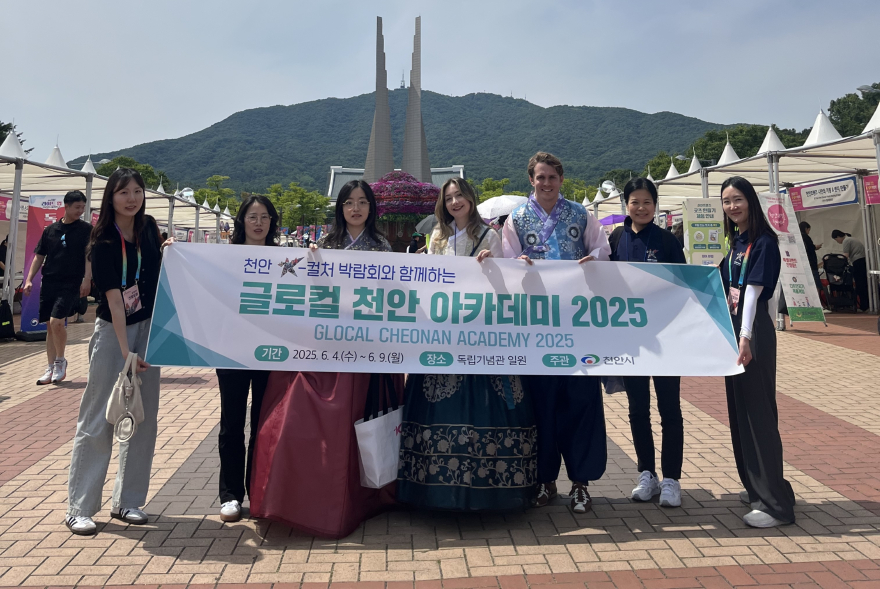 기업지원과(K컬처박람회에 해외 교루도시 공무원 초청-지난해 방문단 모습).jpeg