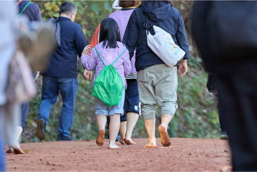 2. “맨발로 걷고 황토로 체험하고”…아산시, 궁평저수지 황톳길 개선(3).jpg