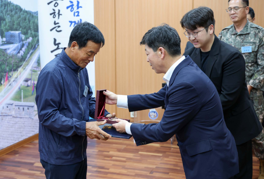2일(홍성군, 6·25 참전 호국영웅의 숭고한 공로 기려2)_박정주 홍성군수가 유경국씨에게 화랑무공훈장을 전수하고 있다.jpg