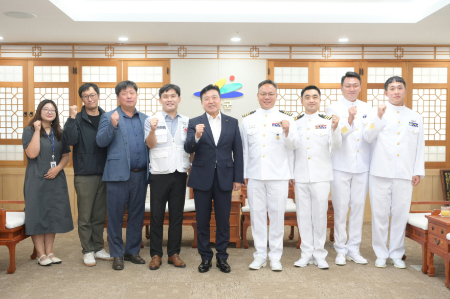 5.최재구 예산군수와 윤봉길함 부대원 친선교류 기념촬영.jpg