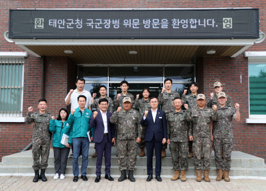 1. 17일 제1789부대 1대대를 방문해 격려하는 윤희신 태안군수.JPG