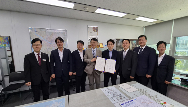 2.충청내륙철도 국가계획 반영 공동건의문 전달 사진 (2).jpg