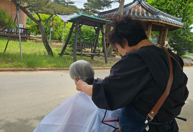 2. 지난 9월 14일 한 어르신이 대한미용사회 서산지부 봉사자로부터 방문 미용 서비스를 받는 모습.jpg