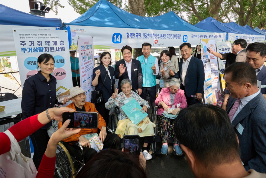 2. 아산시, 제27회 사회복지의 날 기념 ‘온(溫)마음 복지한마당’ 개최(3).jpg