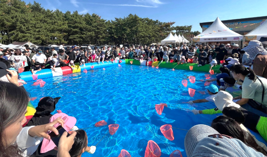 2. 제22회 태안 해변 힐링페스티벌 진행 모습(어린이 물고기 잡이 체험).jpg