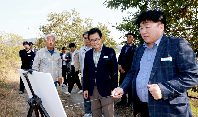 1. 웅천읍 수부천 제방도로 포장사업 현장 확인.jpg