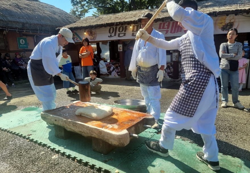 3. “600년 마을로 떠나는 시간여행” 아산 외암마을 짚풀문화제 성료(3).jpg