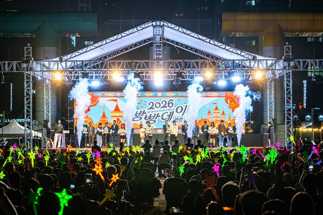 17일 천안종합운동장 오륜문광장에서 열린 2026 빵빵데이 천안 행사에서 장기수 천안시장 등 관계자들이 개회 퍼포먼스를 하고 있다 (2).jpg