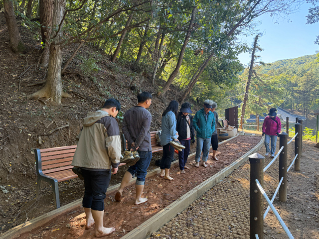 산림휴양과(성거산 등산로 정비-황톳길 걷는모습).JPG
