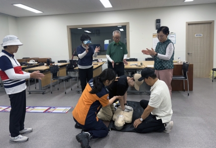 “골프공 대신 생명을 지킨다… 천안서북소방서 직산파크골프클럽팀 어르신 심폐소생술 경연대회 연습 한창”
