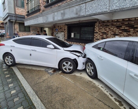 충남 아산 테크노밸리 인근 주행하던 승용차 주차차량·보행자충돌...2명 부상